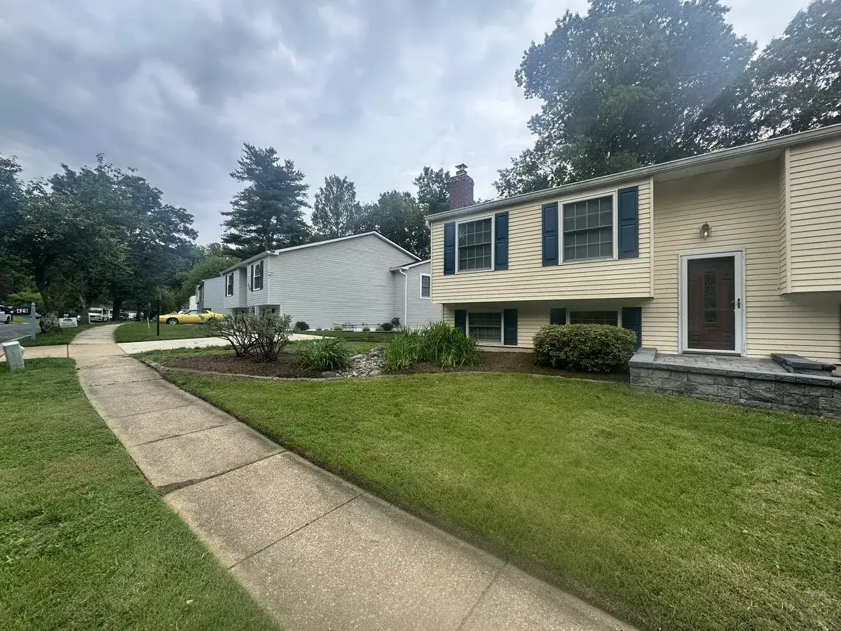 Clean mulch beds and trimmed shrubs after spring cleanup by Schofield Outdoors
